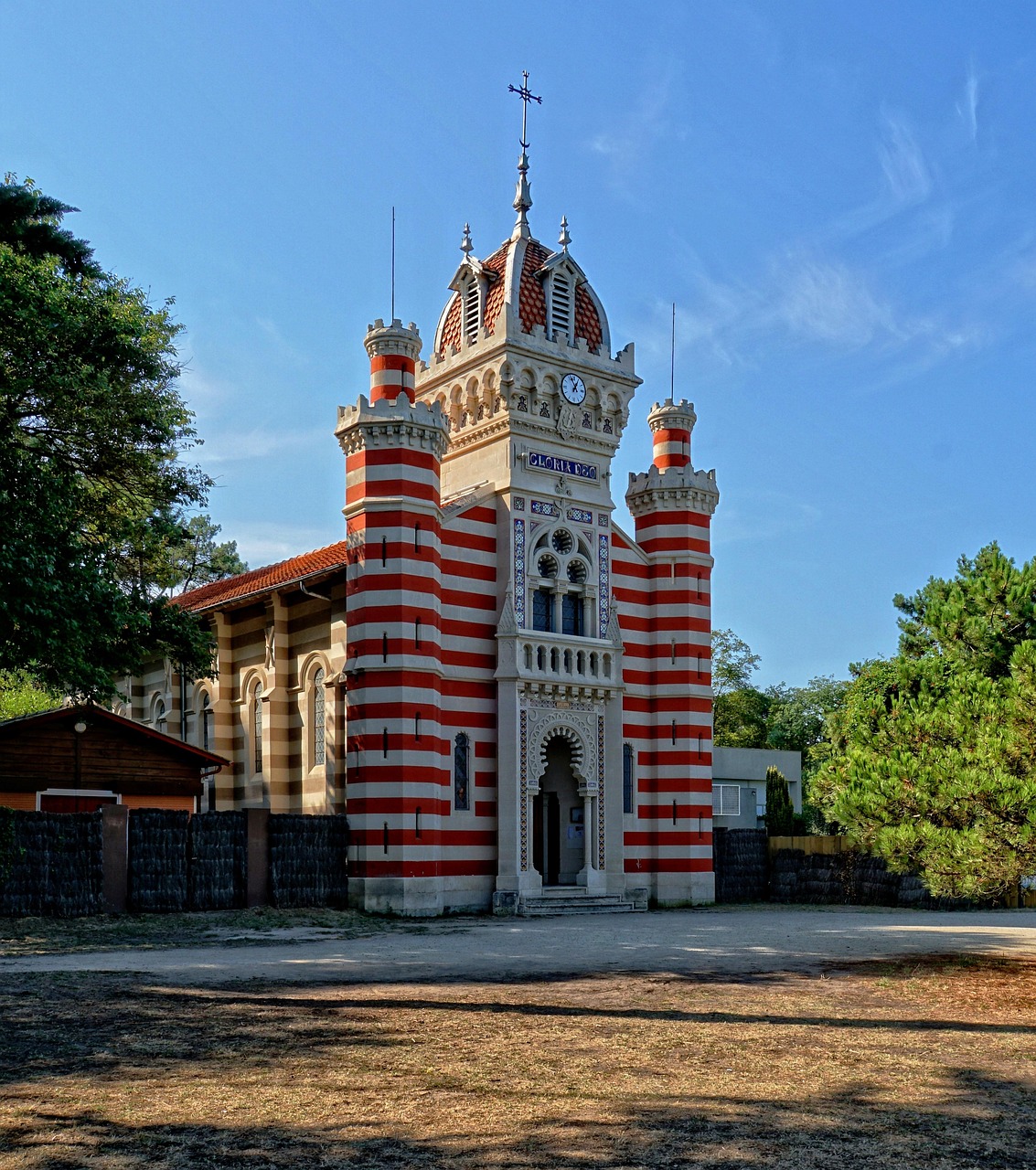 chapelle-algerienne-cap-ferret.jpg La chapelle de la Villa Algérienne au Cap Ferret, architecture unique du patrimoine local