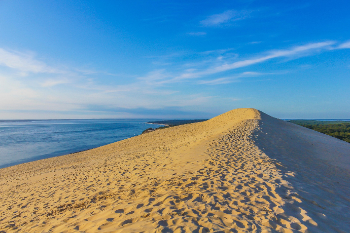 sommet-dune-pyla-bassin.jpg Vue spectaculaire sur le Bassin d’Arcachon depuis le sommet de la Dune du Pilat