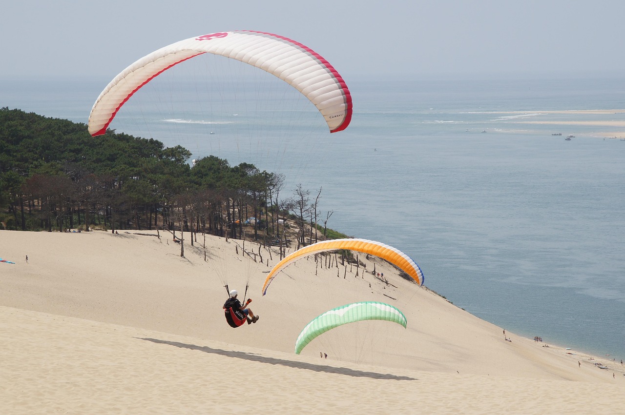 parapentes-dune-pilat.jpg Parapentes au-dessus de la Dune du Pilat pour une activité sensationnelle en vacances
